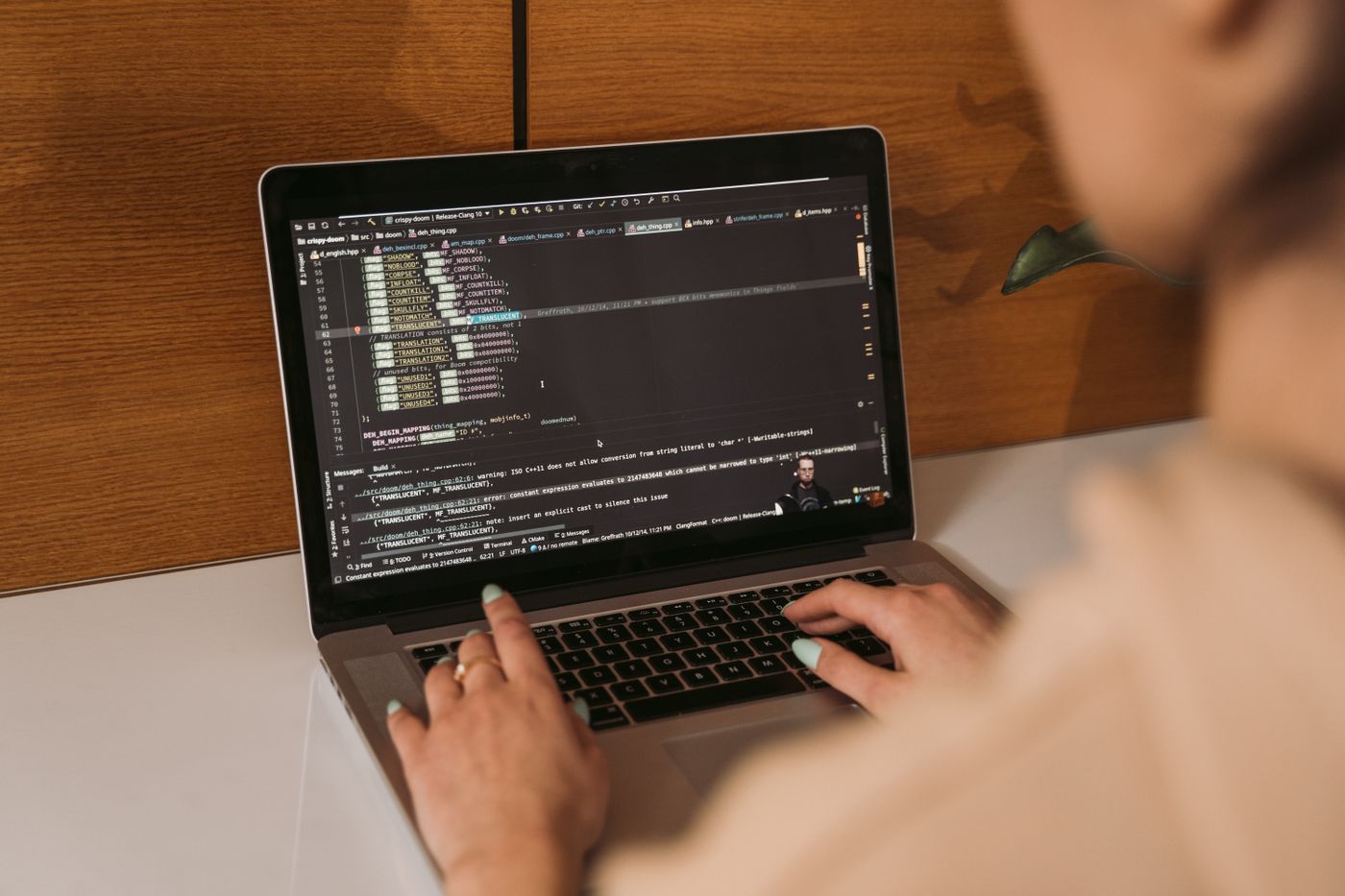 有人喺木枱前用 laptop 寫 code