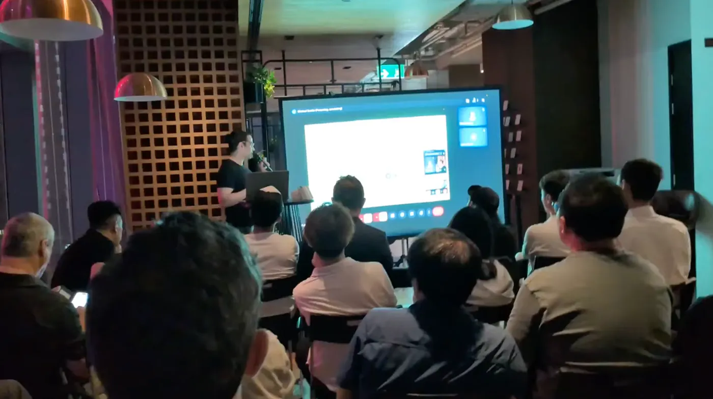 Applied AI Academy 線下工作坊,全場學員面向投影幕
